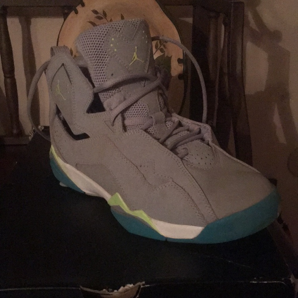 Jordan true size 7y worn once - Picture 3 of 3